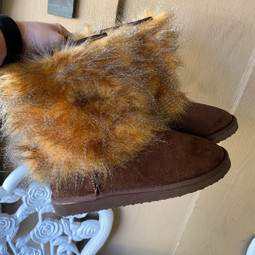 Woman's vintage Y2K faux fur boots size 7